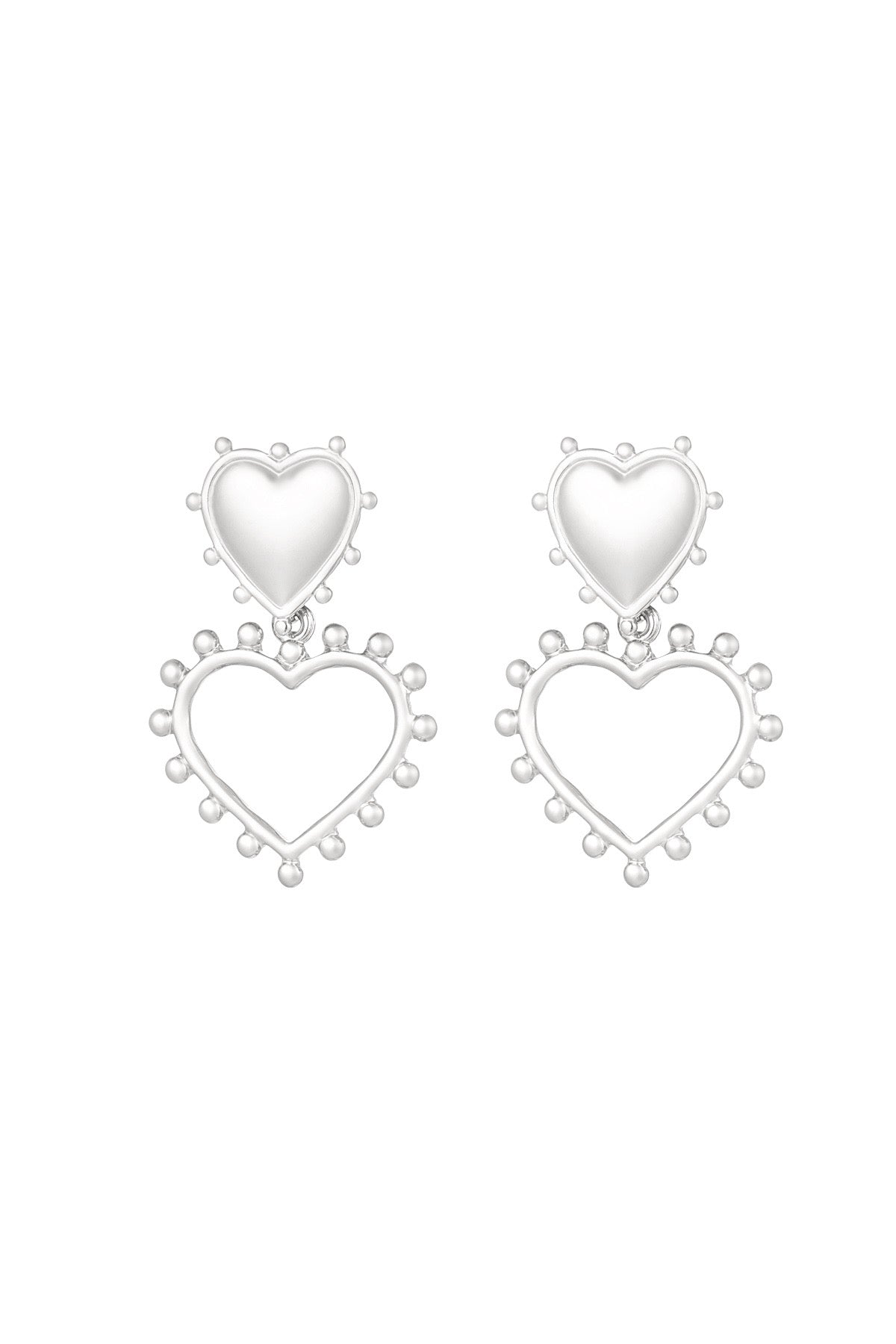 Oorbellen | Hart van Louxx the brand. Zilverkleurige hartvormige oorbellen met een unieke design en een speelse uitstraling. Perfect voor elke gelegenheid!