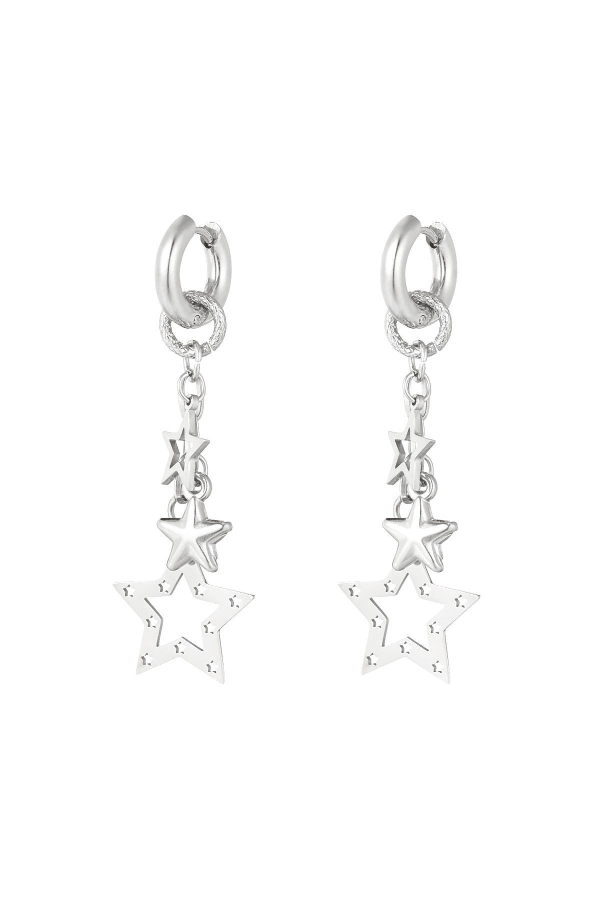 Productfoto van de Oorbellen | Gedraaid van Louxx the brand. De sierlijke oorbellen zijn zilver en hebben een gedraaide vorm met sterrenhangers voor een trendy uitstraling.