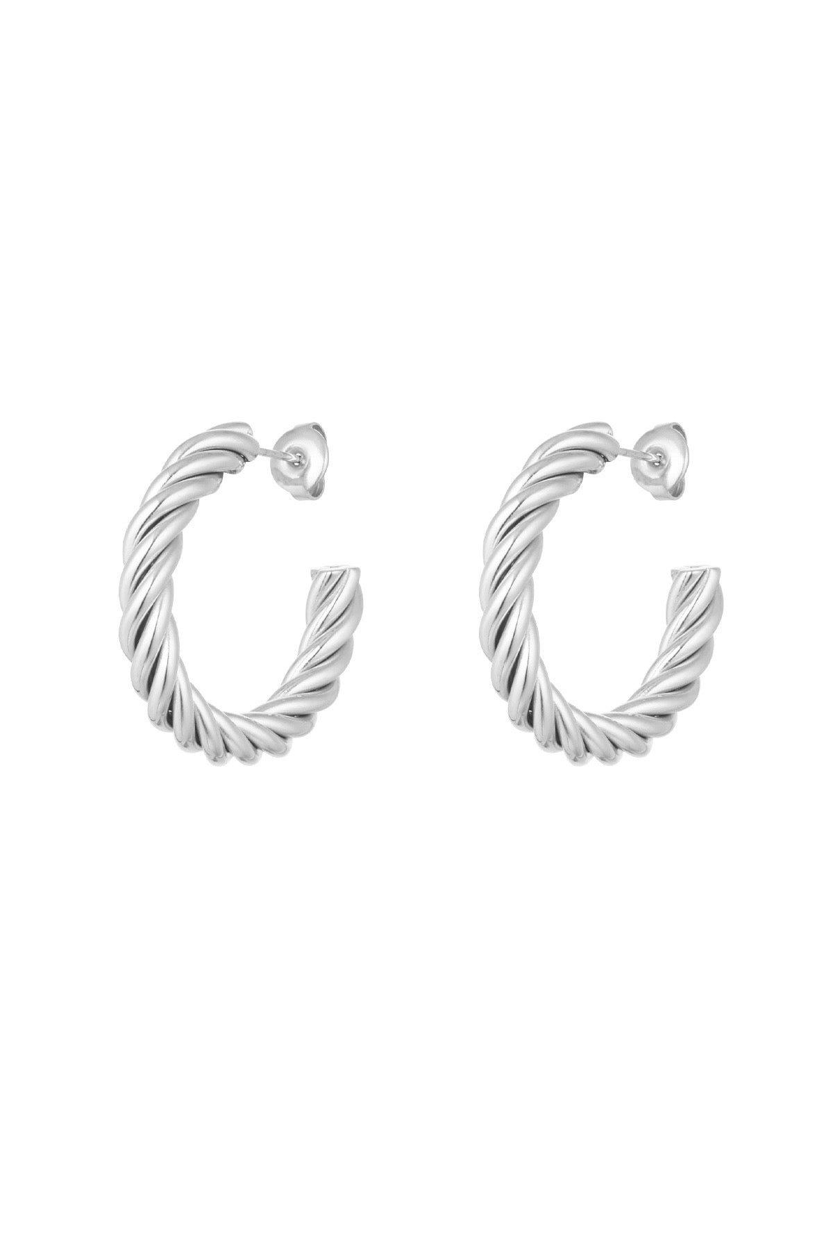 Stijlvolle gedraaide oorringen in zilver van Louxx the brand. Deze oorbellen | gedraaid hebben een unieke textuur en zijn ideaal voor elke gelegenheid.