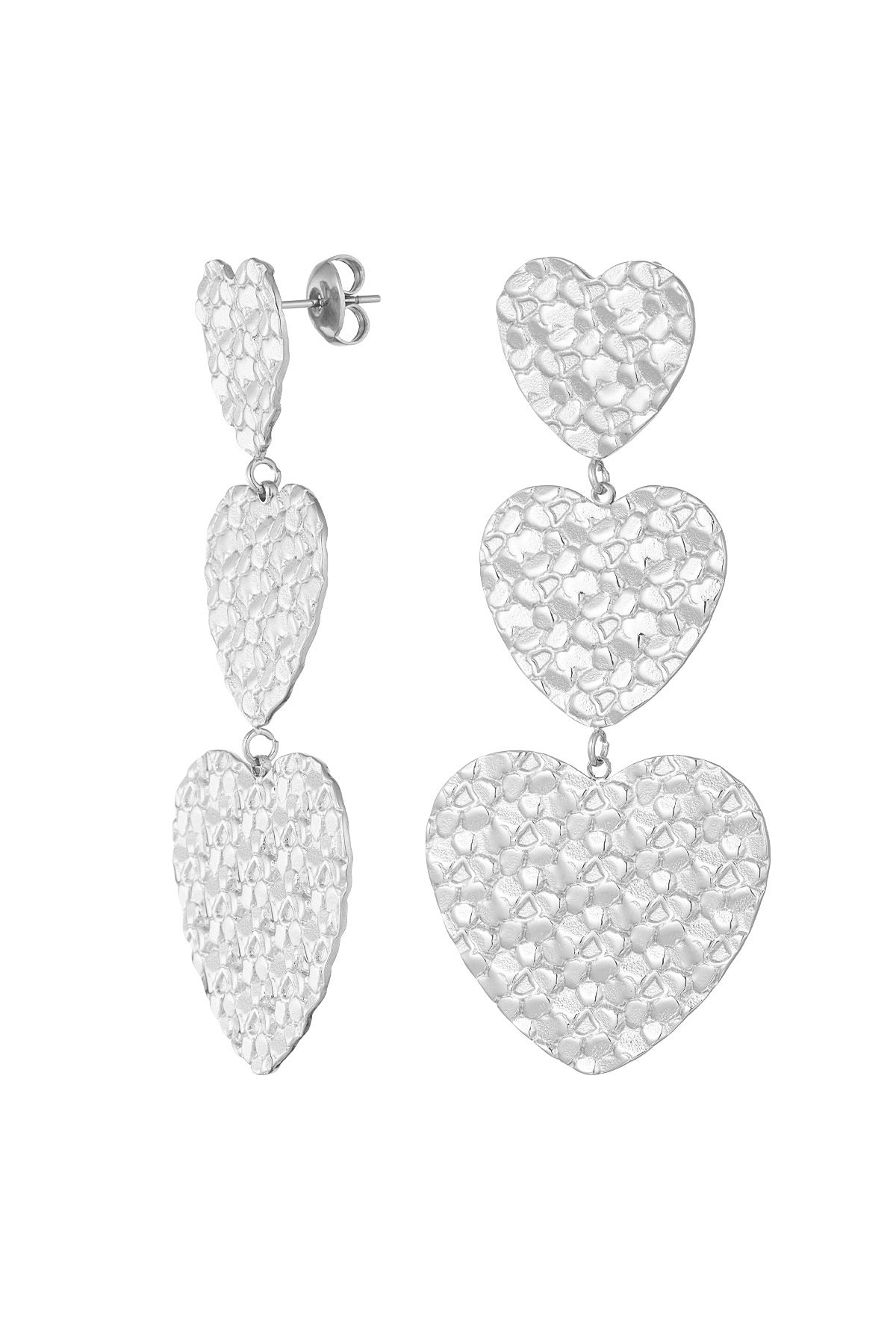 Elegante oorknoppen van Louxx the brand, genaamd 'Oorbellen | Hart', gemaakt van zilver en met een unieke, gestructureerde hartvorm. Perfect voor een vleugje romantiek in je outfit.