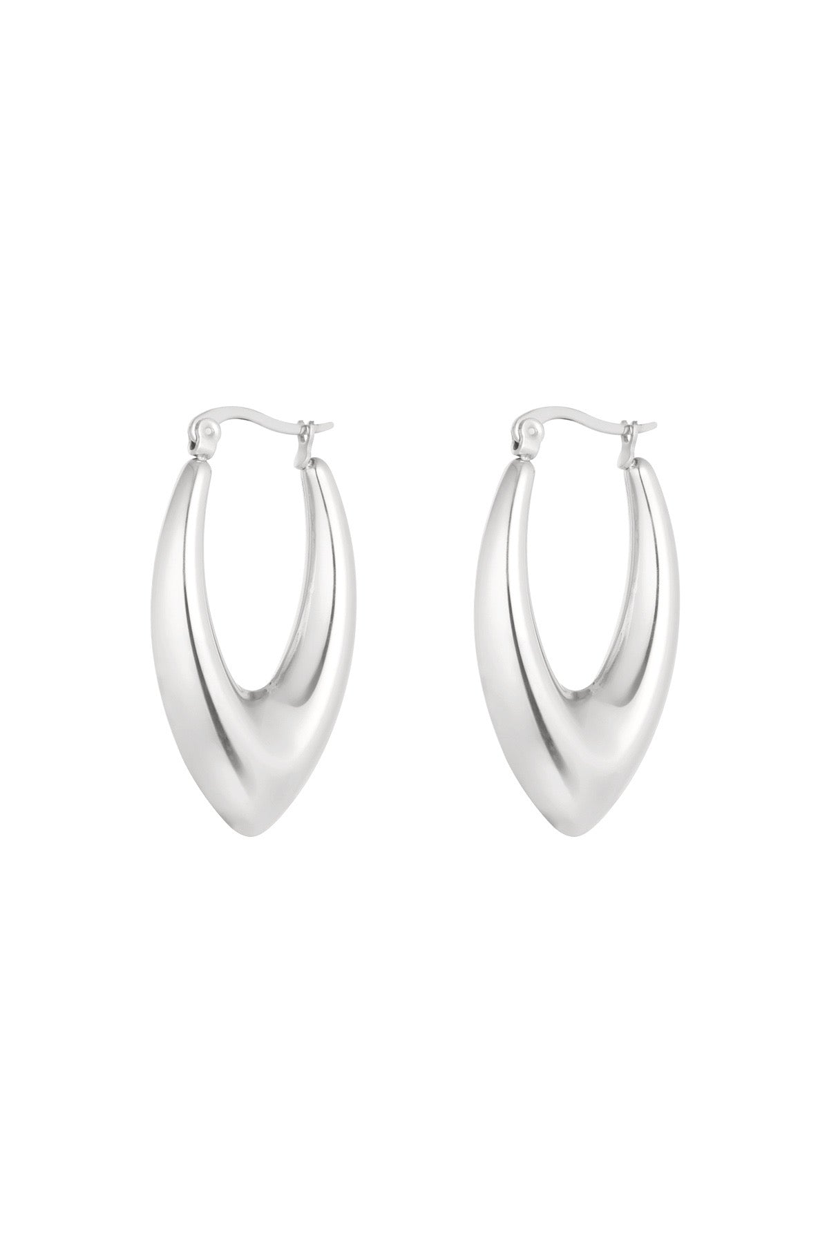 Elegantere zilveren oorbellen van Louxx the brand, perfect voor een stijlvolle look. Oorbellen | Aesthetic.