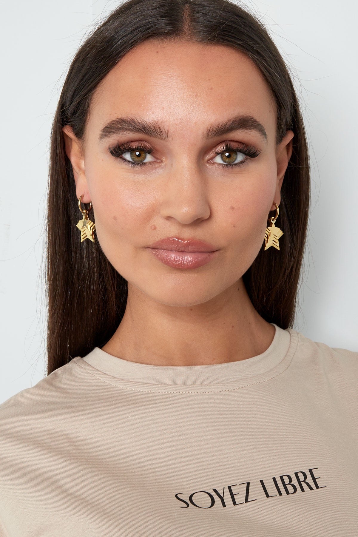 Model draagt de gouden Oorbellen | Sterren van Louxx the brand, trendy en stijlvol, ideaal voor een casual look.