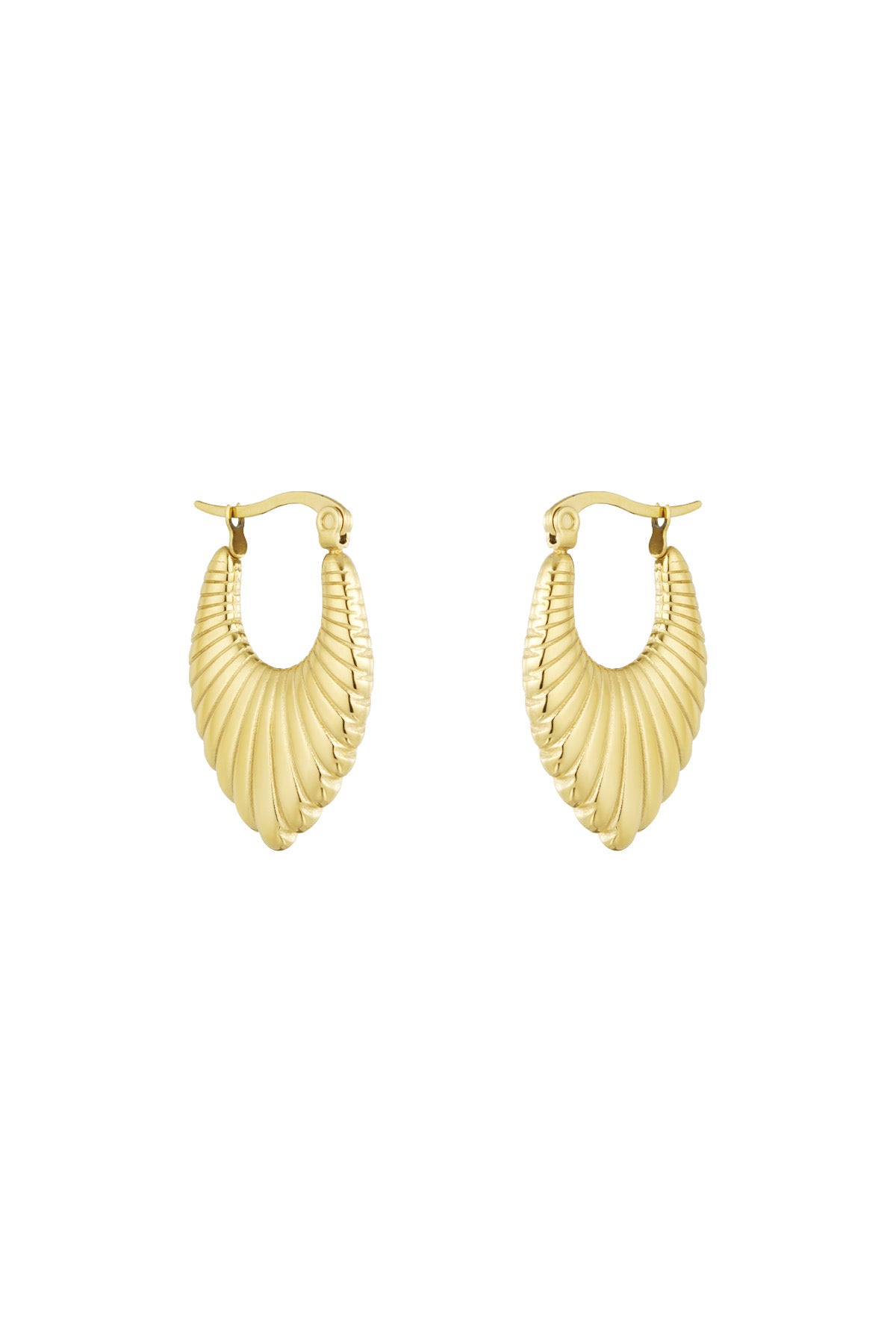 Oorbellen | Crush van Louxx the brand. Gouden oorringen met een stijlvolle, golvende vorm, perfect voor elke gelegenheid.
