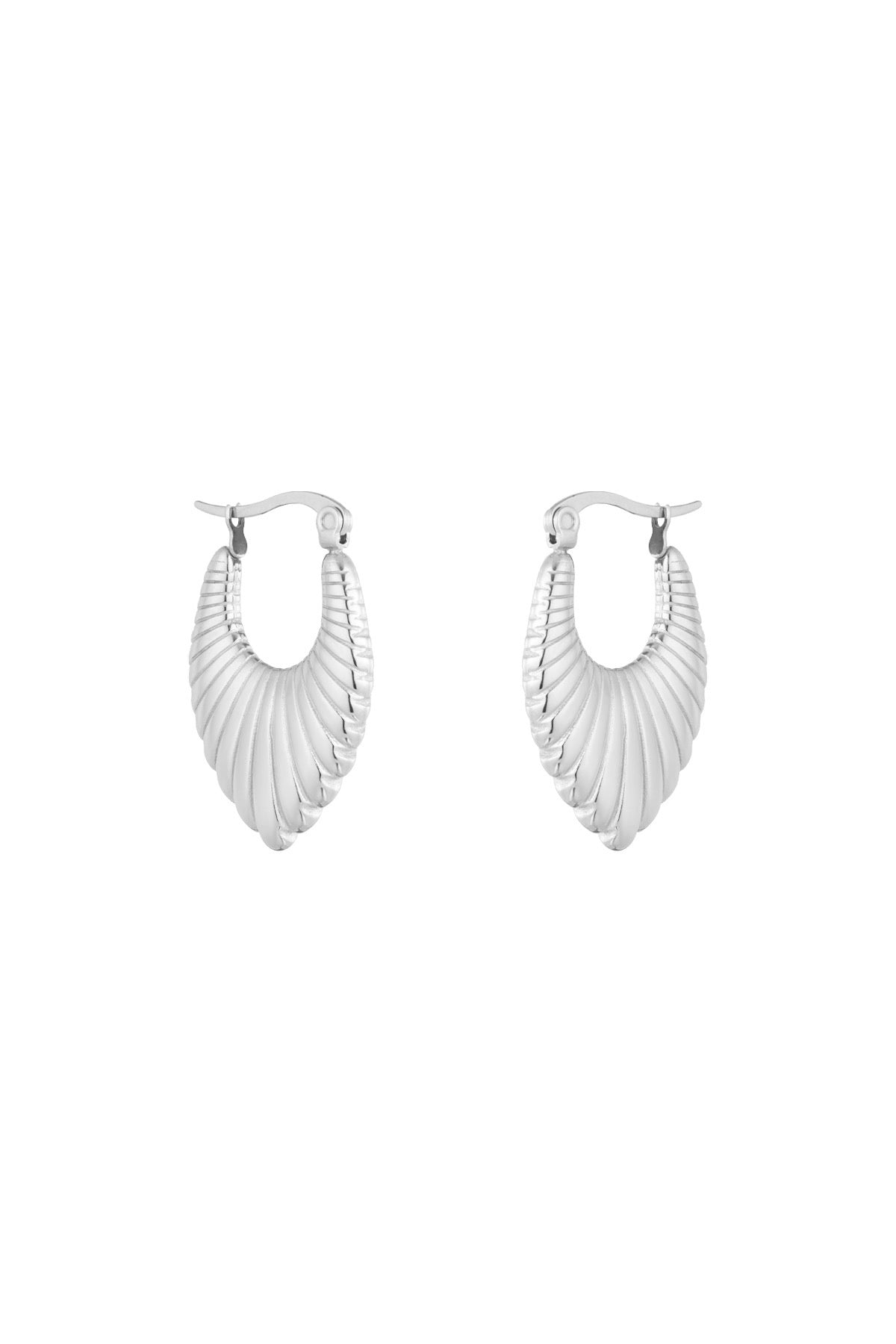 Moderne Oorbellen | Crush in zilver, ontworpen door Louxx the brand. Deze stijlvolle oorbellen zijn gemaakt van roestvrij staal en hebben een unieke, golvende vorm.