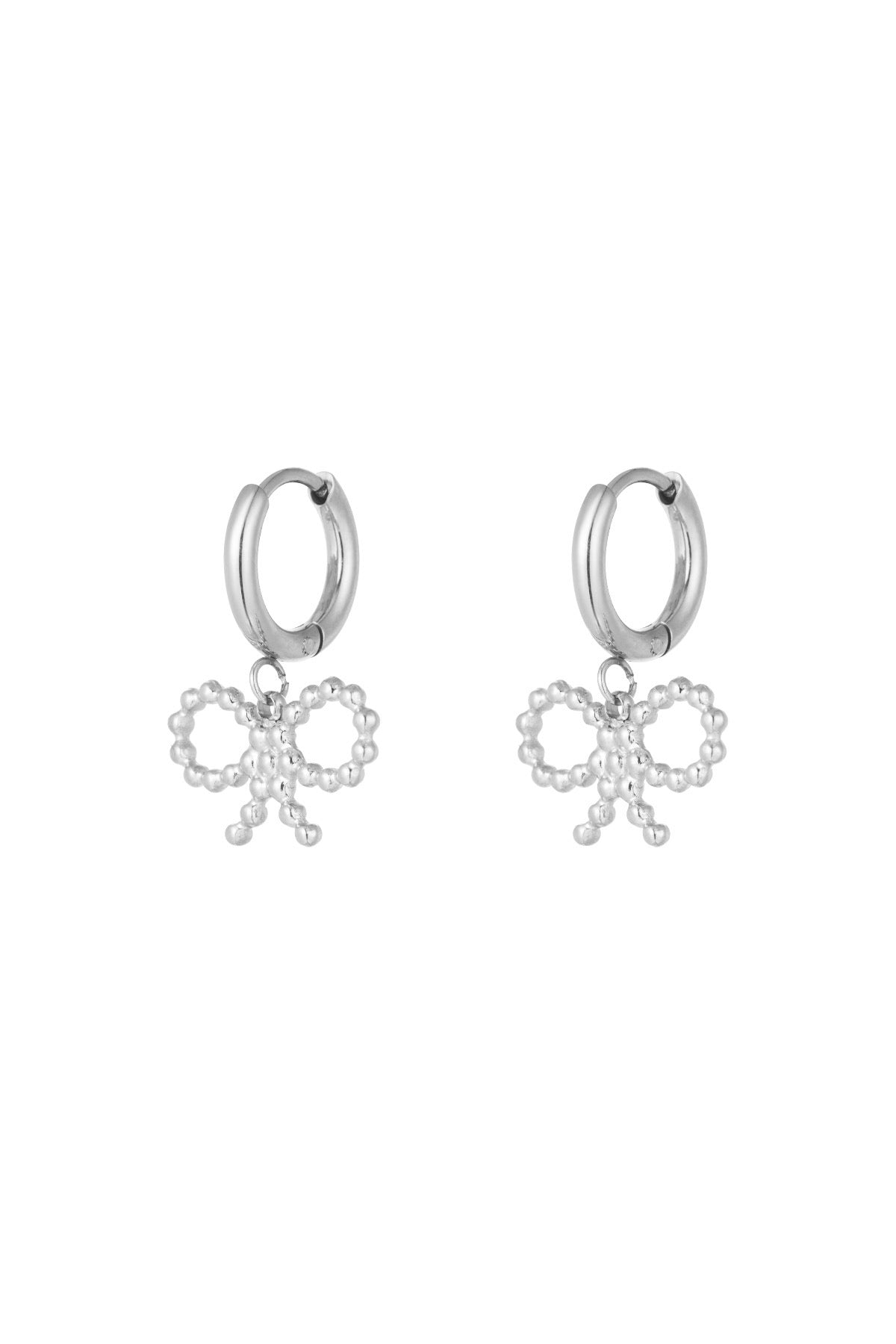 Elegante Oorbellen | Strikje van Louxx the brand, met een schattig strikje dat een speelse touch toevoegt aan elke stijl. Perfect voor casual en formele gelegenheden.