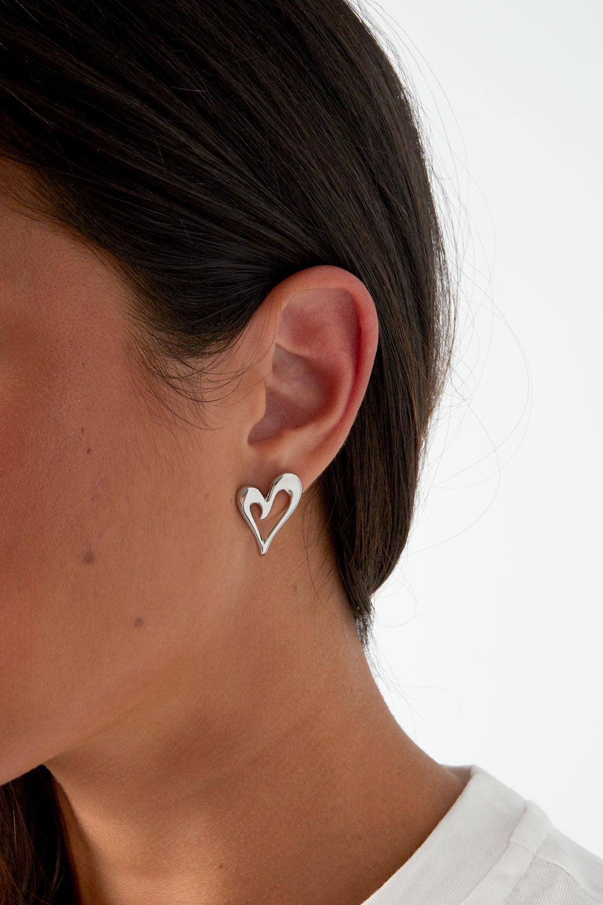Oorbellen | Hart van Louxx the brand, stijlvol gepresenteerd in het oor van een model. Ideaal voor een trendy look.