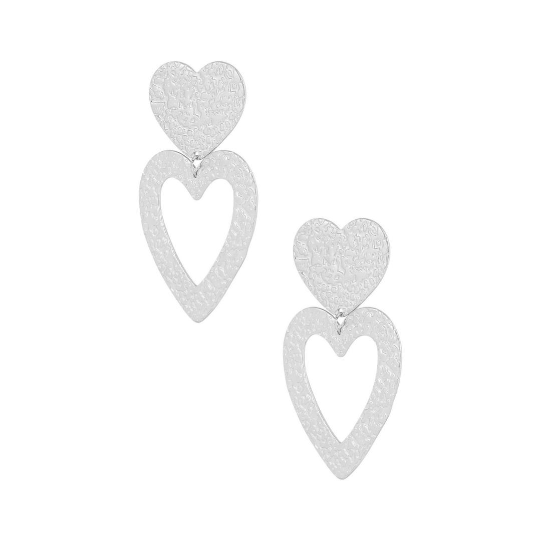 Stijlvolle oorbellen van Louxx the brand in de vorm van een hart. Deze zilveren oorbellen, genaamd Oorbellen | Hart, hebben een unieke design met een gestructureerde afwerking en een speelse hangende vorm. Perfect voor elke gelegenheid!