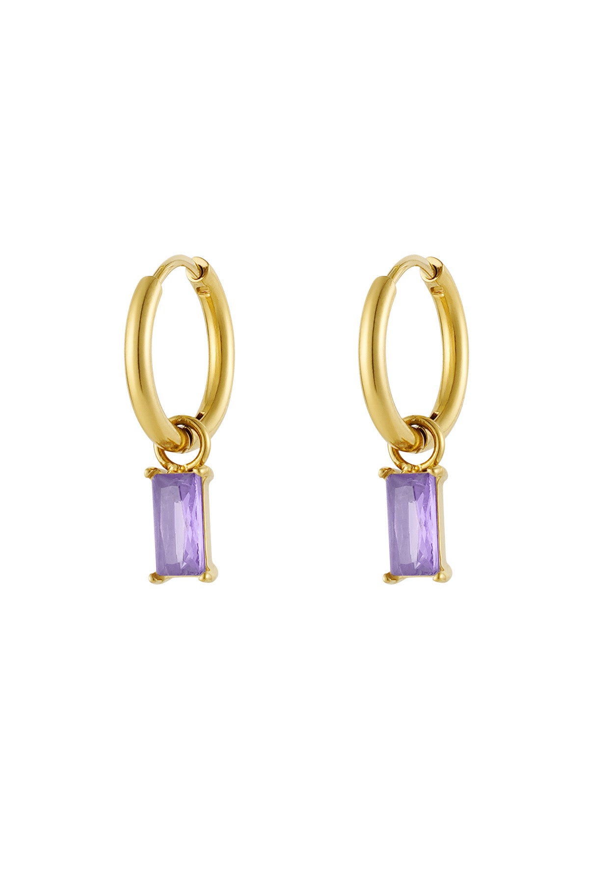 Oorbellen | Langwerpig Steentje van Louxx the brand, met glanzend gouden hoepels en paarse lange steentjes. Ze zijn perfect voor een trendy look.