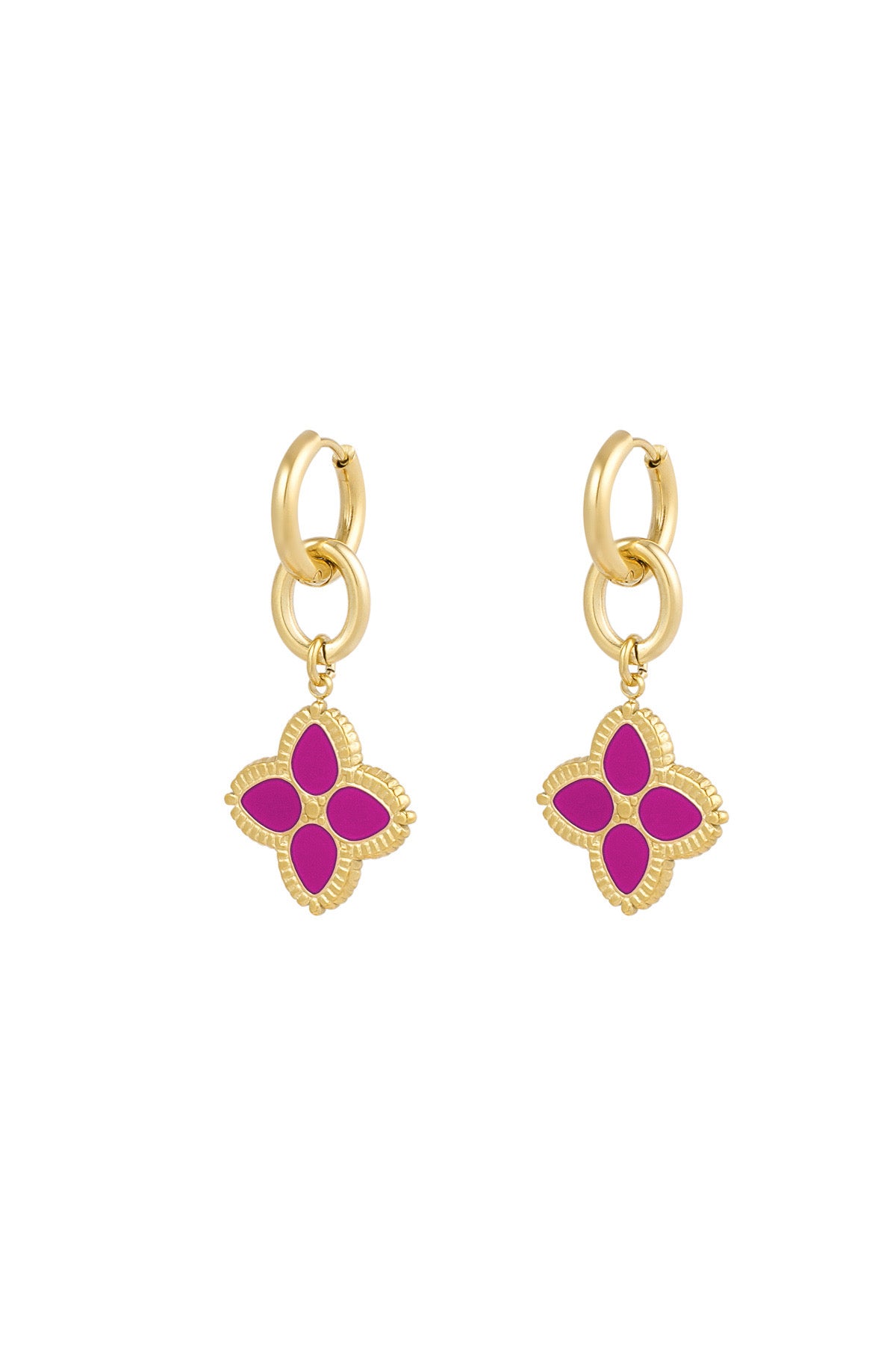 Oorbellen | Flower van Louxx the brand. Deze elegante gouden oorbellen hebben een bloemvormige hanger in fuchsia met een speelse uitstraling.
