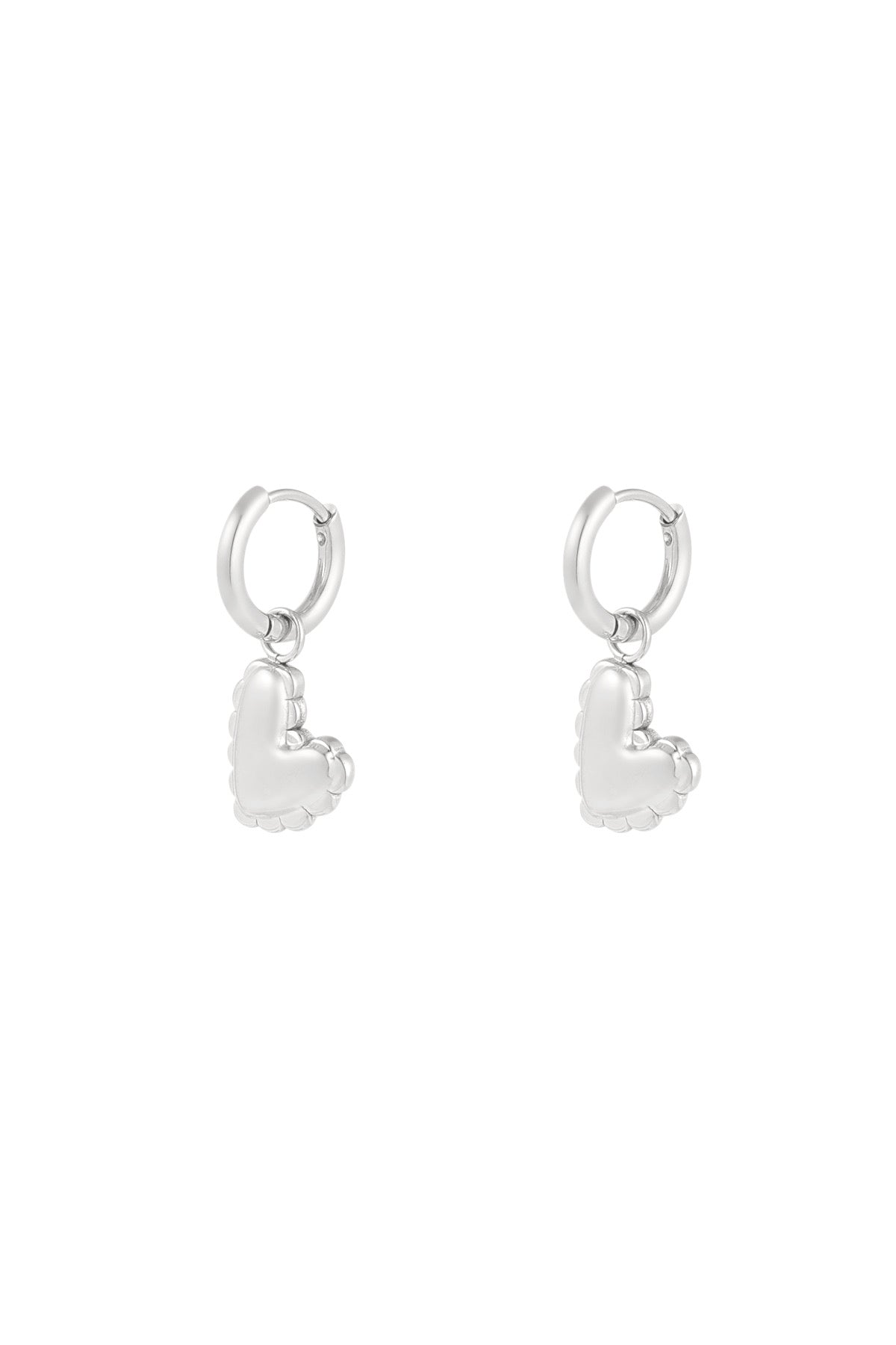 Schattige zilveren Oorbellen | Hart van Louxx the brand, perfect voor elke gelegenheid. Deze oorbellen hebben een unieke hartvorm en zijn gemaakt van stainless steel.