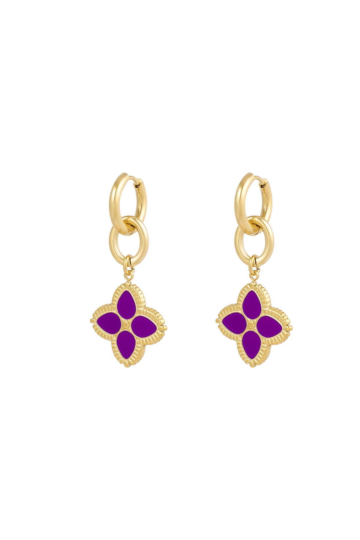 Gouden oorbellen met paarse bloemvormige hanger uit de collectie 'Oorbellen | Flower' van Louxx the brand.