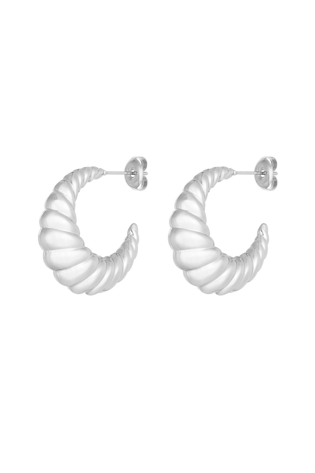 Stijlvolle en moderne oorbellen met een unieke croissantvorm in zilver, gemaakt van roestvrij staal door Louxx the brand. Perfecte keuze voor elke gelegenheid. Oorbellen | Croissant.