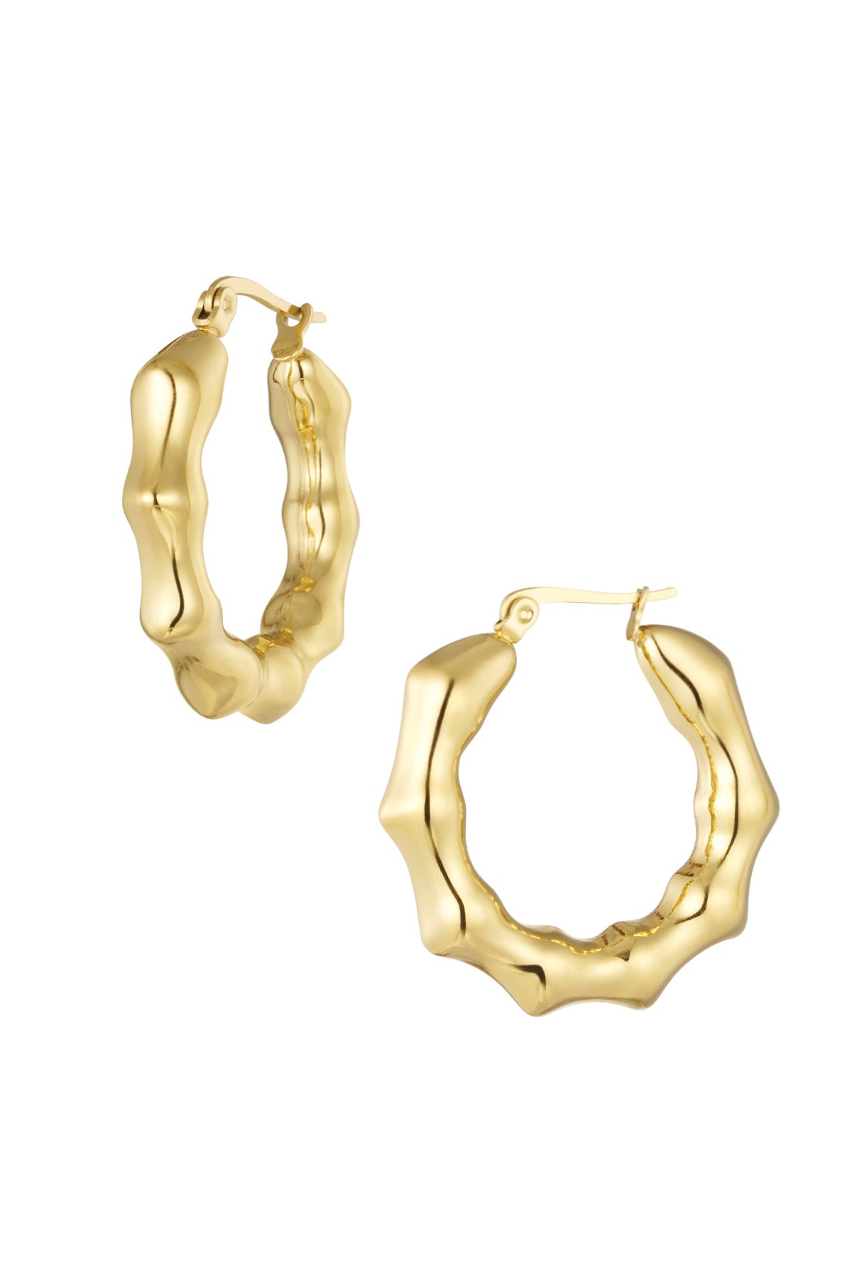 Oorbellen | Kronkels in goud van Louxx the brand, met een unieke kronkelige vorm.