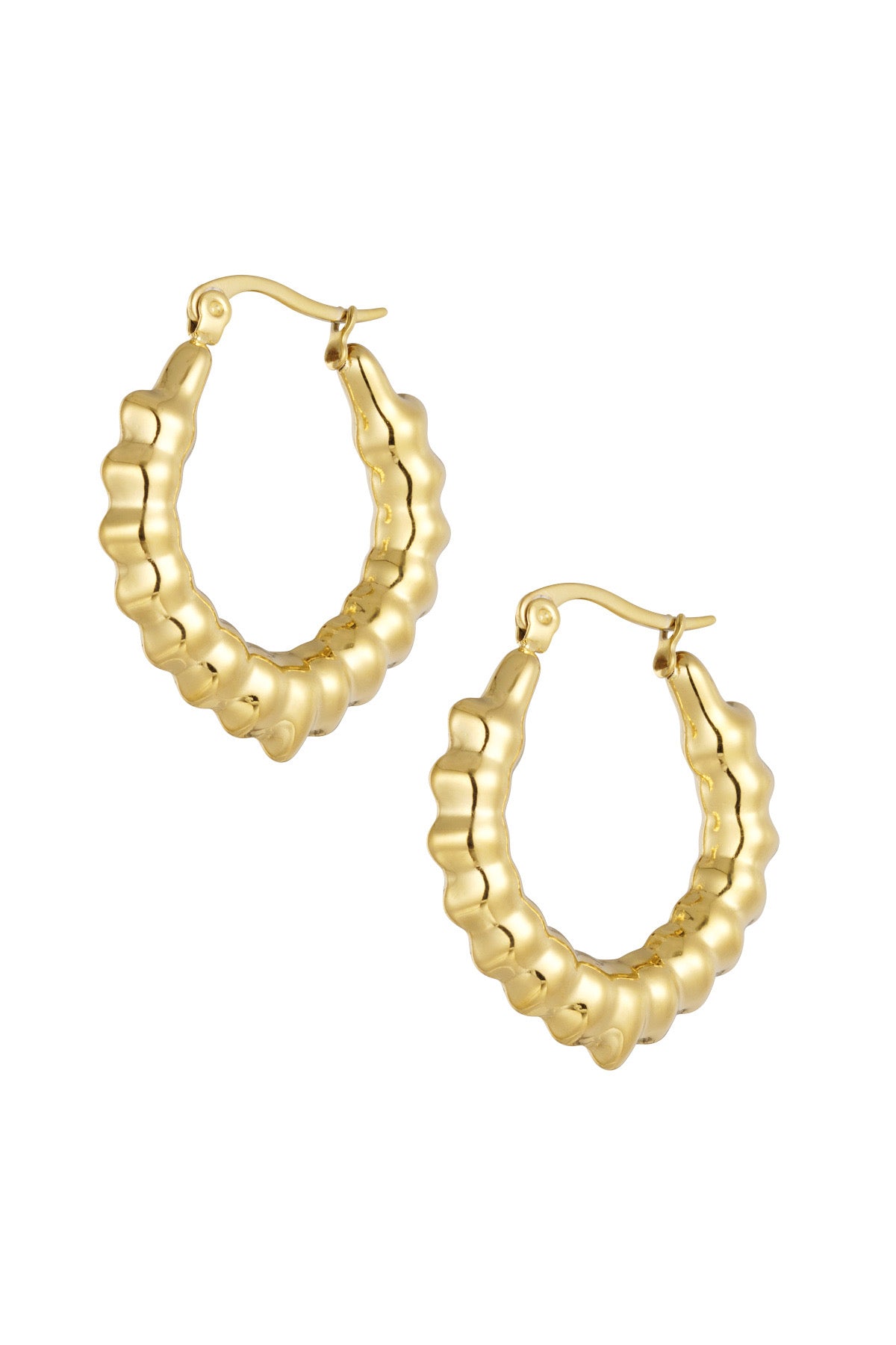 Moderne oorbellen voor dames van Louxx the brand, gouden bubbel oorbellen met een unieke, golvende vorm.