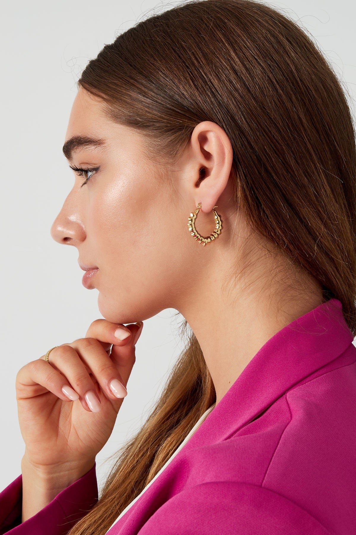 Dame die de gouden bubbel oorbellen van Louxx the brand draagt. Moderne oorbellen voor dames in een stijlvolle look.