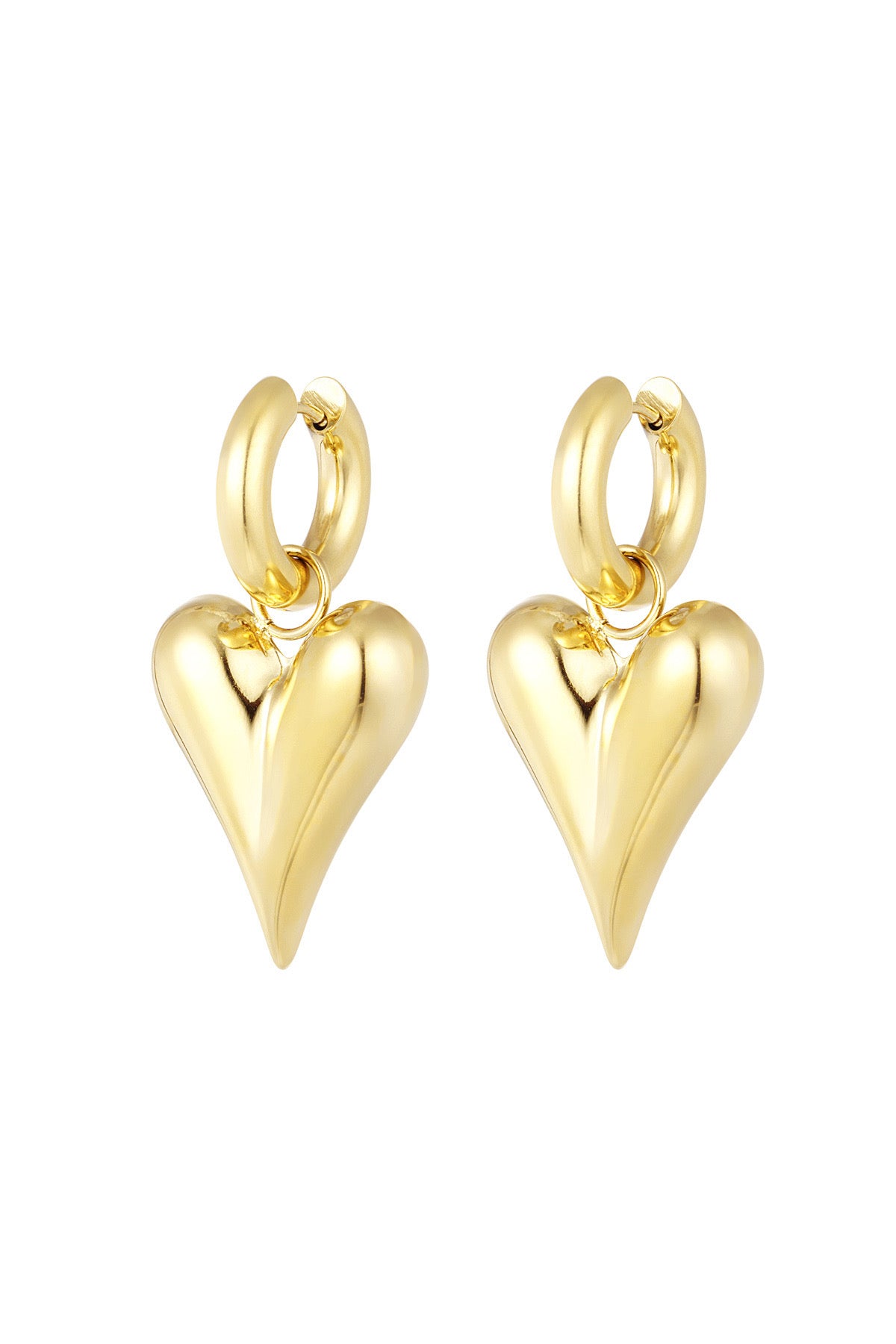 Gouden hart oorbellen van Louxx the brand, elegante en stijlvolle hangende oorringen in de vorm van een hart.