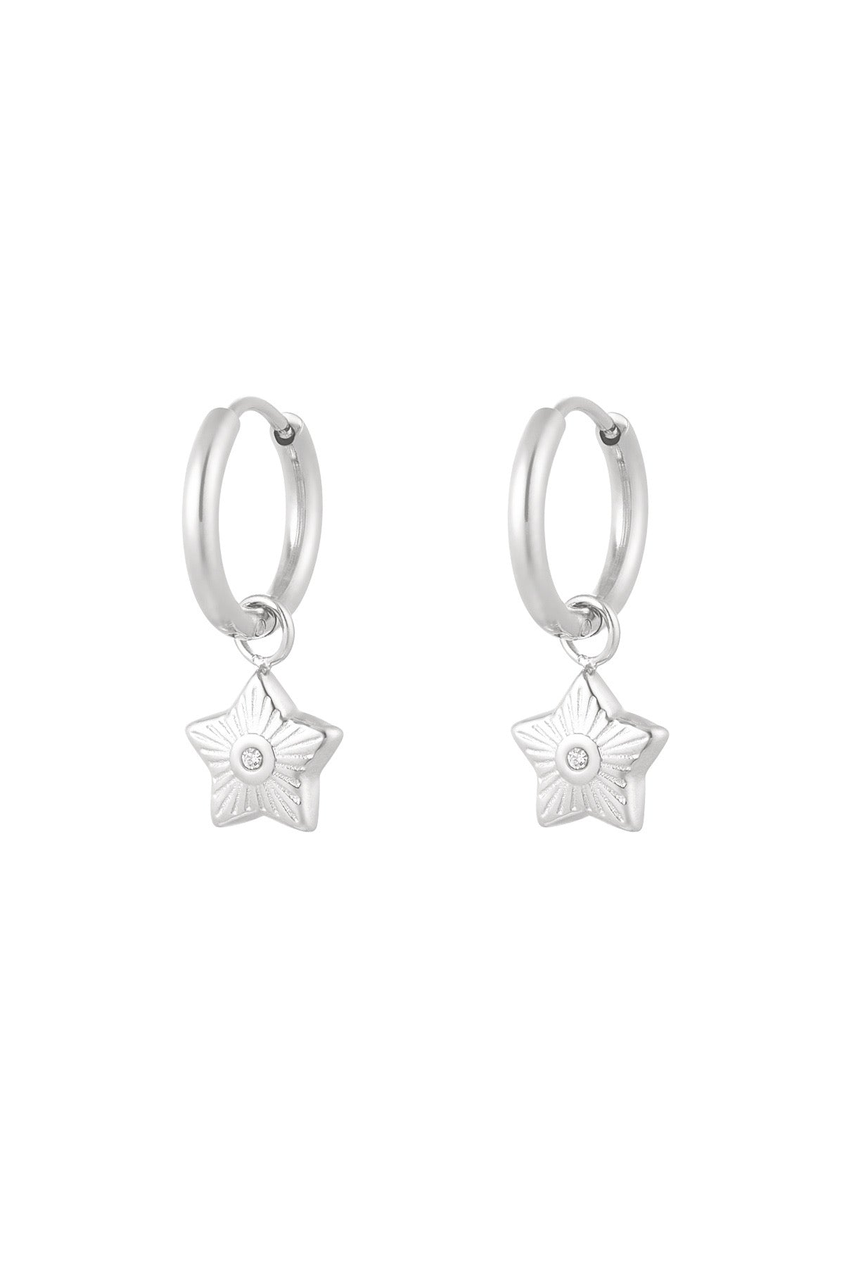 Stijlvolle sterling zilveren oorbellen van Louxx the brand met stervormige hangers. Perfecte Oorbellen | Ster voor elke gelegenheid.