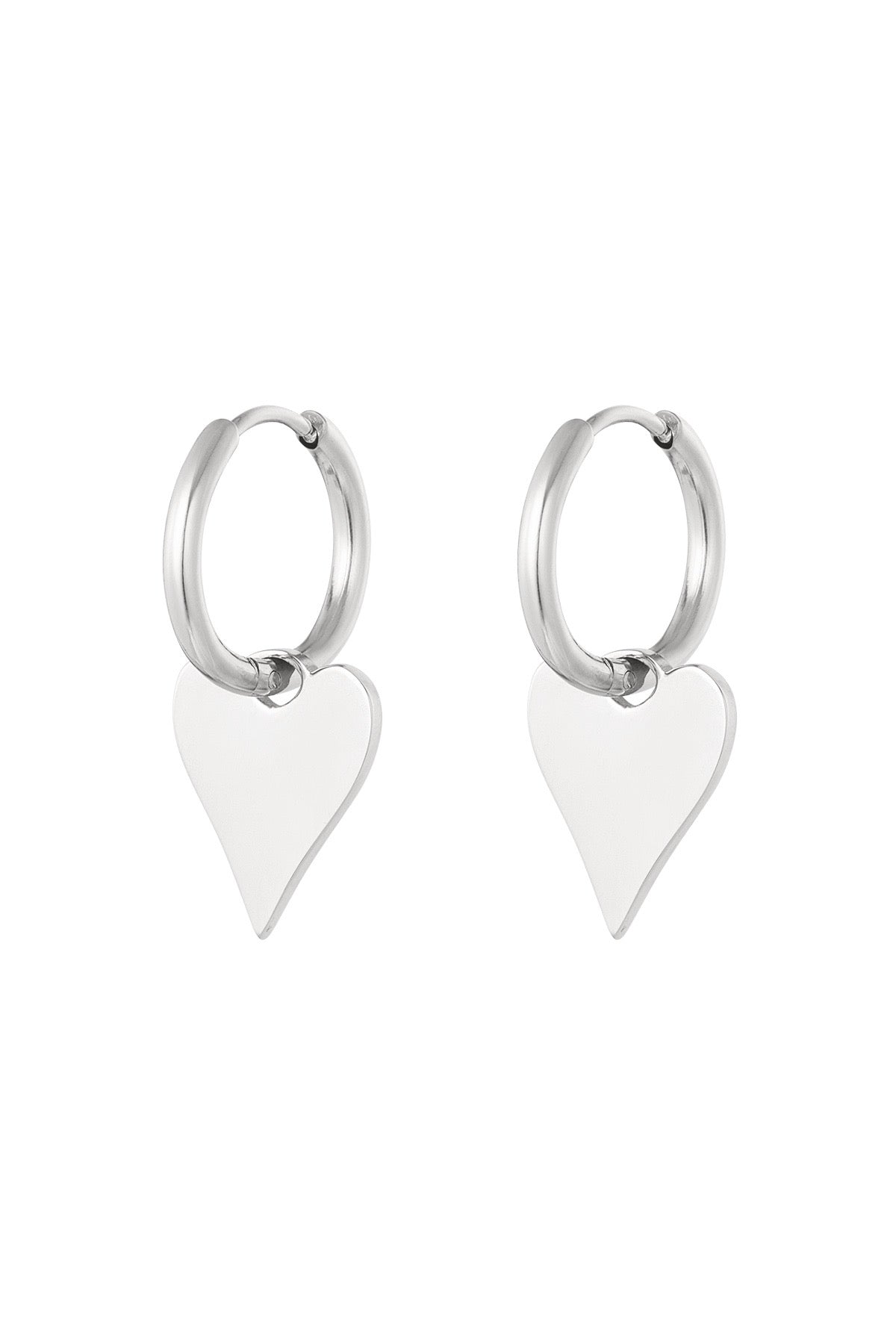 Stijlvolle oorbellen met een hartvormige hanger van Louxx the brand. Perfect voor elke gelegenheid, deze zilveren 'Oorbellen | Hart' zijn gemaakt van roestvrij staal en hebben een afmeting van 1 cm x 2,30 cm.