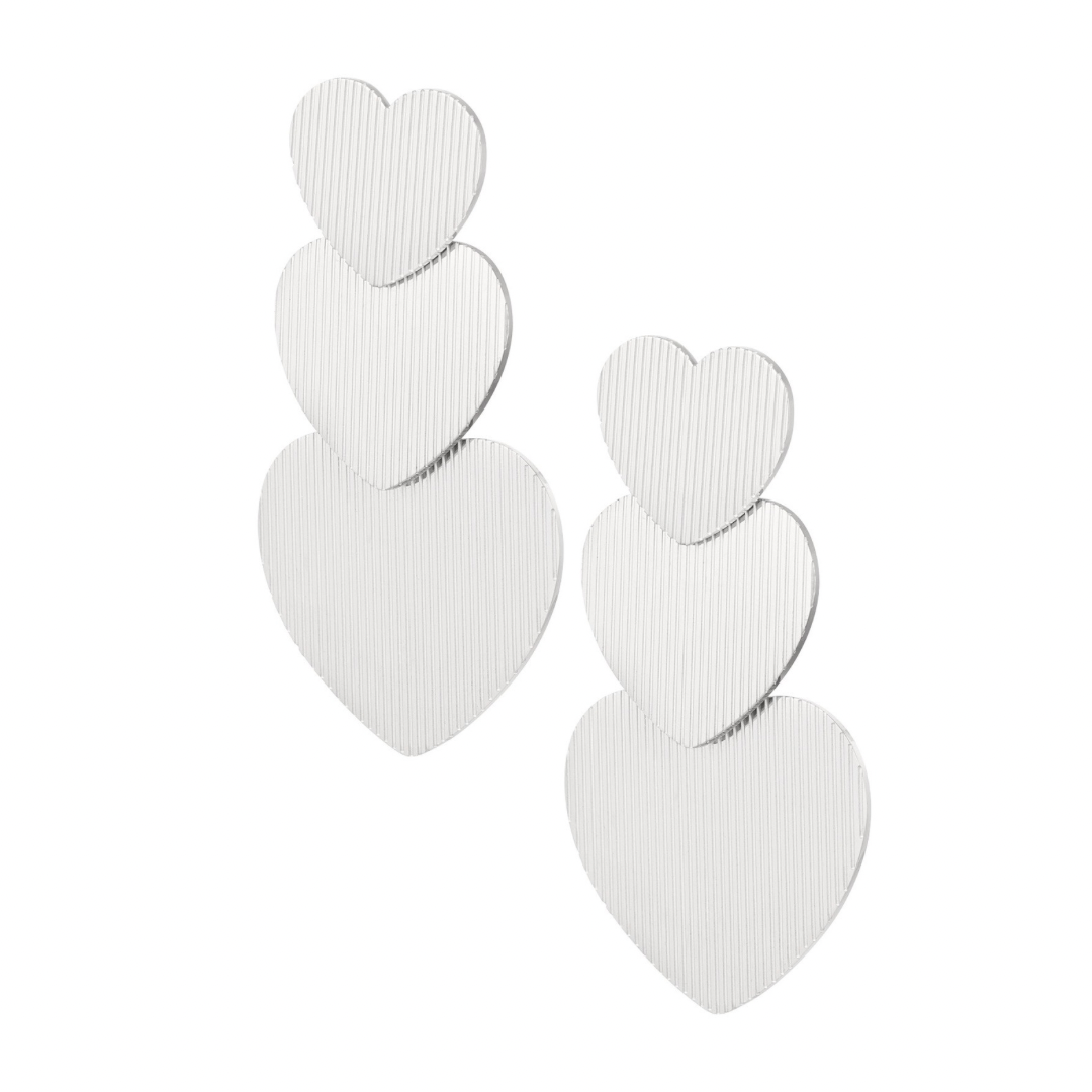 Elegante Oorbellen | Hartjes van Louxx the brand, gemaakt van zilver en roestvrij staal. De oorbellen zijn drie harten hoog gestapeld met een moderne, geribbelde textuur. Perfect voor een stijlvolle look!