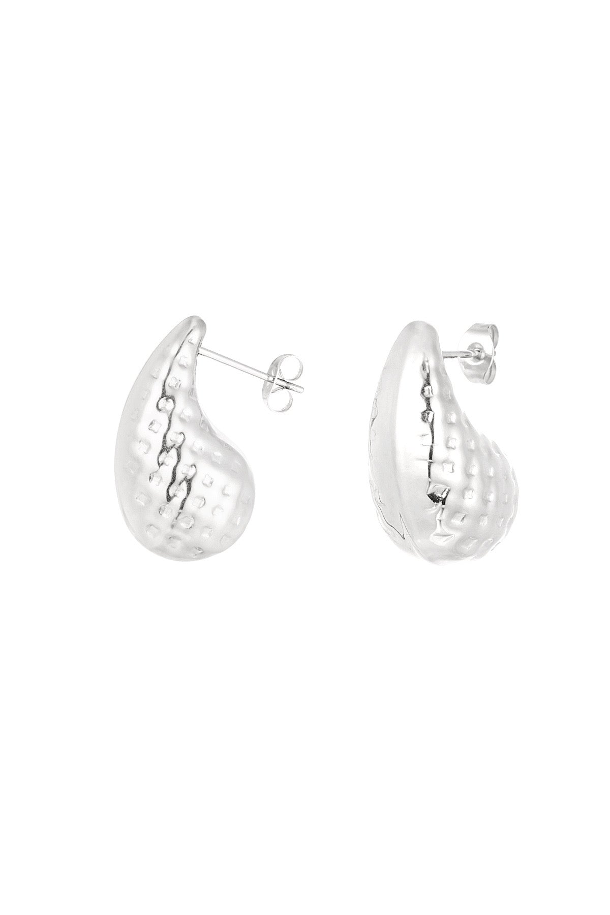 Stijlvolle oorbellen | Druppel van Louxx the brand in zilverkleur, gemaakt van roestvrij staal. Met een unieke, afgeronde vorm en een glanzende afwerking, ideaal voor elke gelegenheid.