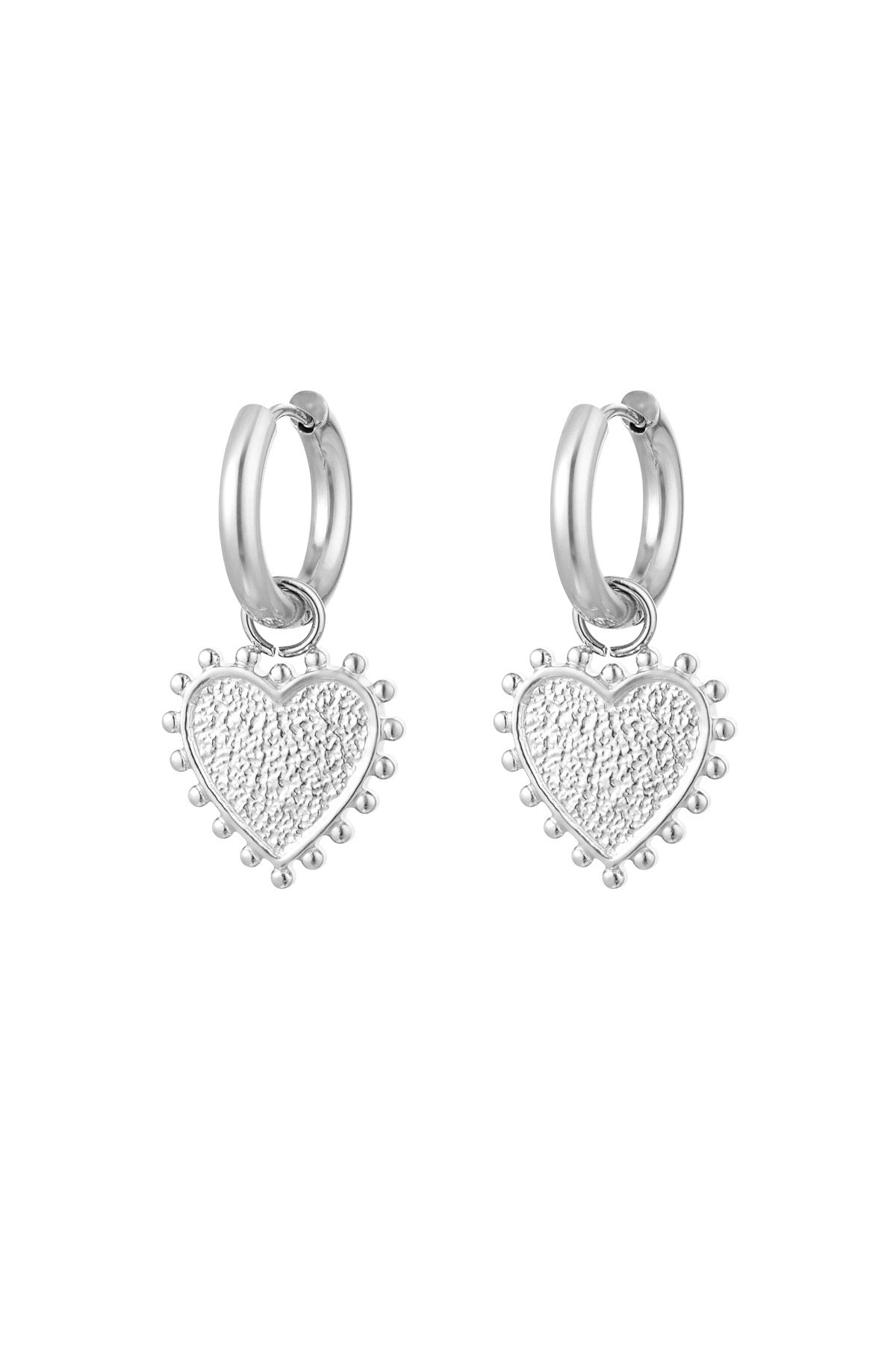 Stijlvolle zilveren oorbellen in de vorm van een hart, ontworpen door Louxx the brand. Perfecte accessoire voor elke gelegenheid. Oorbellen | Hart.