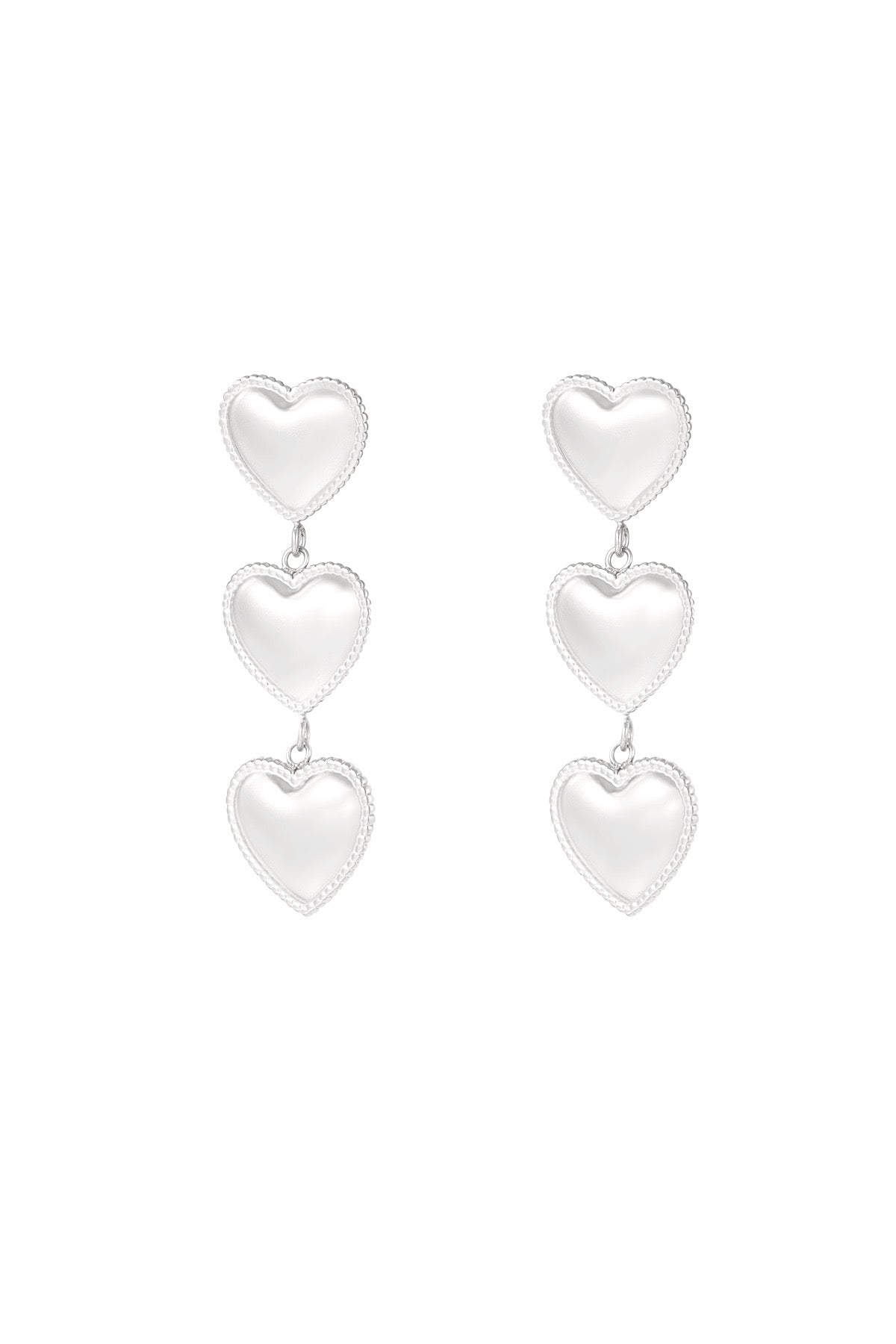 Stijlvolle oorbellen van Louxx the brand, genaamd Oorbellen | Hart. Deze elegante zilveren oorbellen hebben een uniek ontwerp met drie hartvormige elementen, perfect om je look een speelse touch te geven.