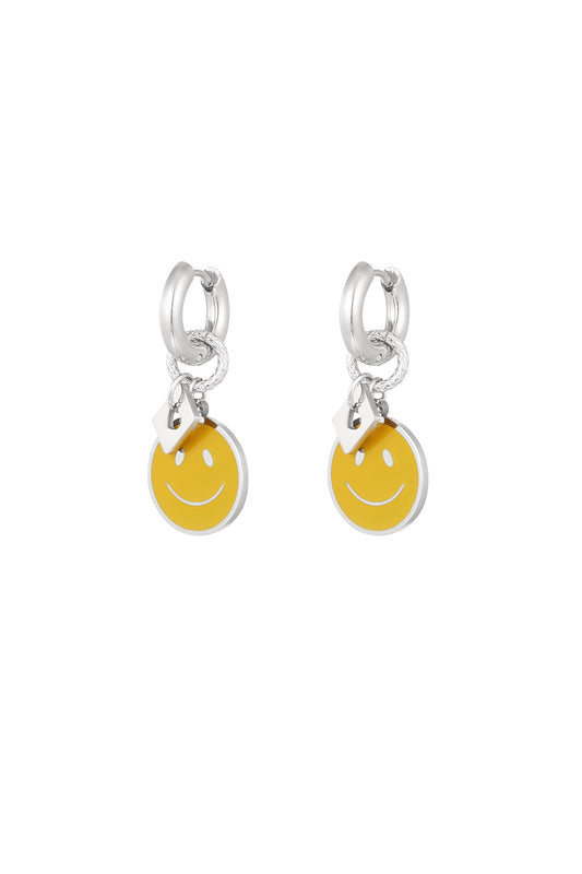 Smiley hanger – Sunny smile in zilverkleurig, paar oorbellen van Louxx
