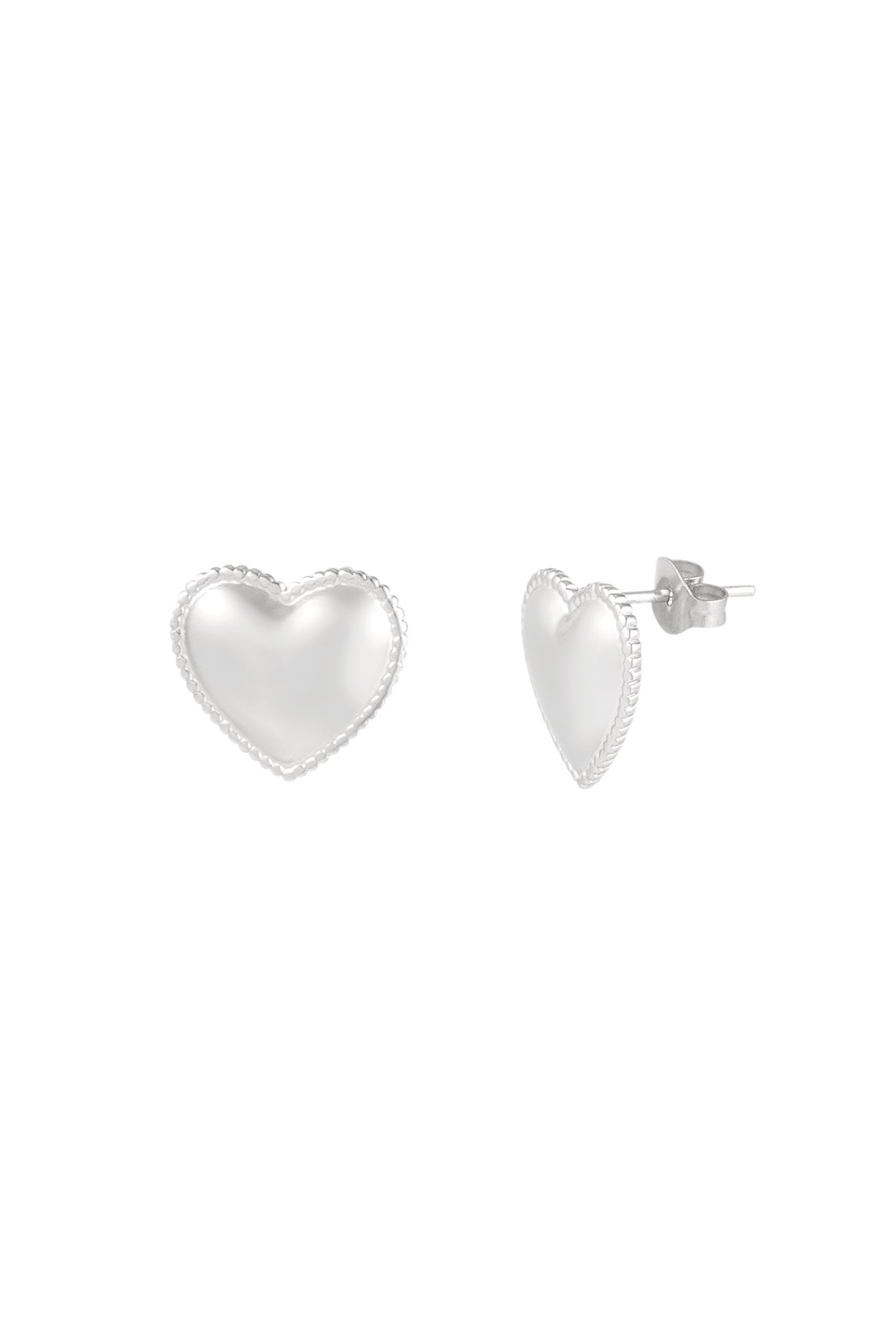 Prachtige oorbellen in de vorm van een hart, gemaakt van stainless steel in zilveren kleur. Perfecte keuze voor elke gelegenheid. Oorbellen | Hart van Louxx the brand.