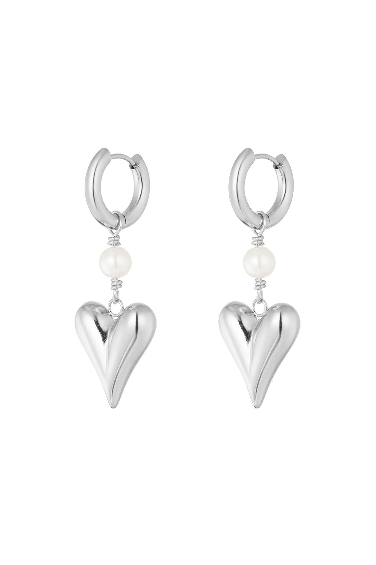 Stijlvolle oorbellen, genaamd Oorbellen | Hart, van Louxx the brand. Deze elegante zilveren oorbellen hebben een hartvormige hanger, perfect voor een trendy look.