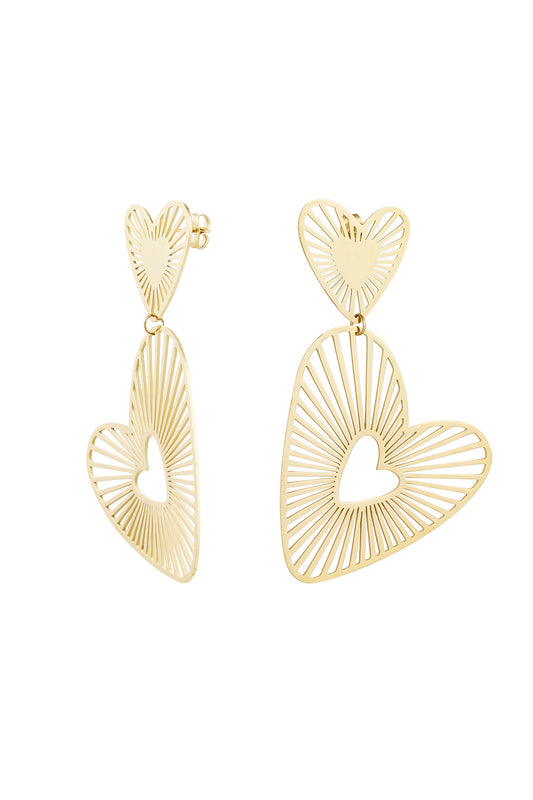 Gouden hartvormige oorbellen met een uniek opengewerkt design en stralend patroon, perfect als statement sieraad voor een elegante look.