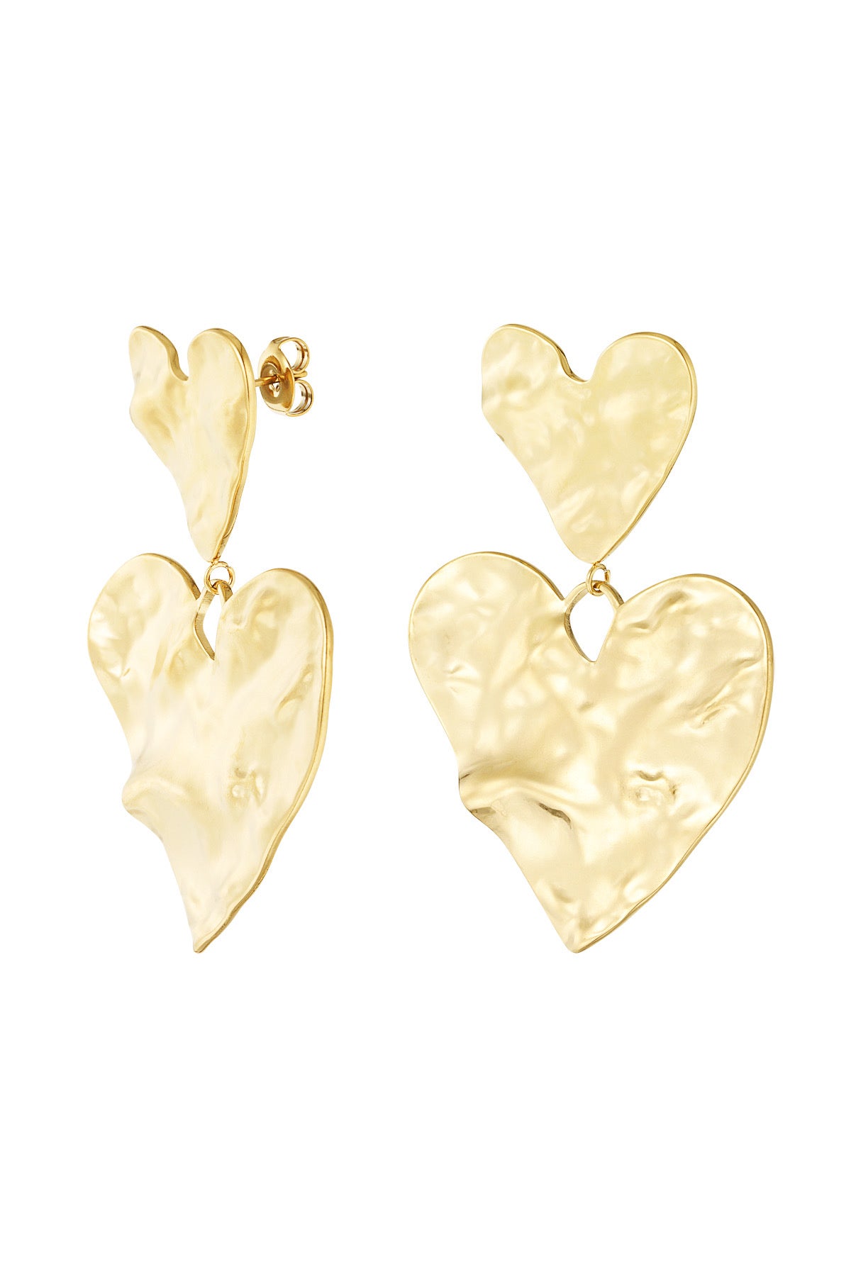 Gouden hartvormige oorbellen met een organische textuur en dubbel hartdesign, perfect voor een elegante en trendy look.
