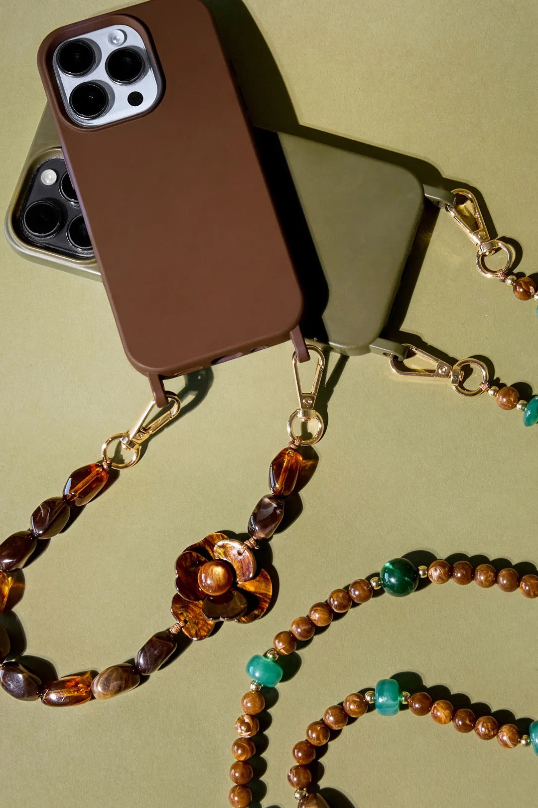 Sfeerbeeld van het bruine bloemtelefoonkoordje aan een telefoon