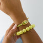 Grote groene kralenarmband gecombineerd met andere armbanden om de pols